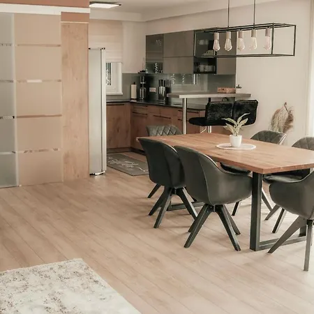 Appartamento Modern Maisonette With Big Garden In *