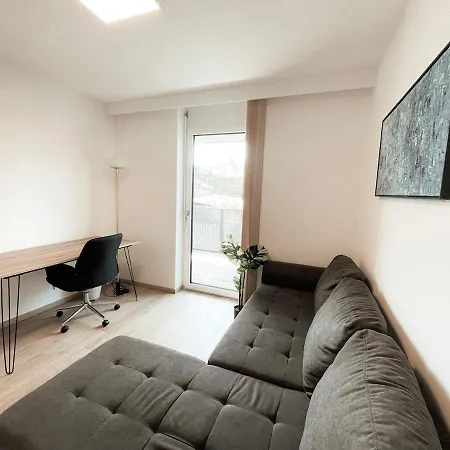 Modern Maisonette With Big Garden In شقة