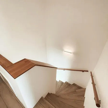 Apartmán Modern Maisonette With Big Garden In *